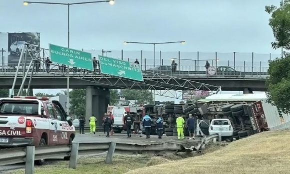 Un camión chocó contra un auto y volcó en la Panamericana