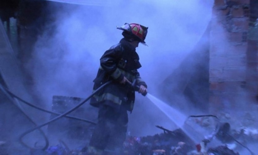 Devastador incendio deja a una familia sin hogar en un barrio de Pilar