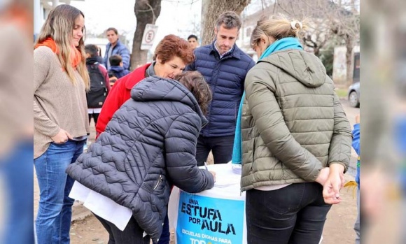 Achával entregó estufas en escuelas: “Ducoté no podrá tapar con anuncios el frío que se vive en las aulas”