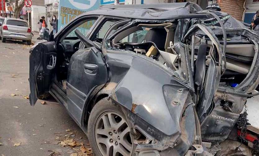 Conductor murió tras perder el control del auto y chocar contra un árbol