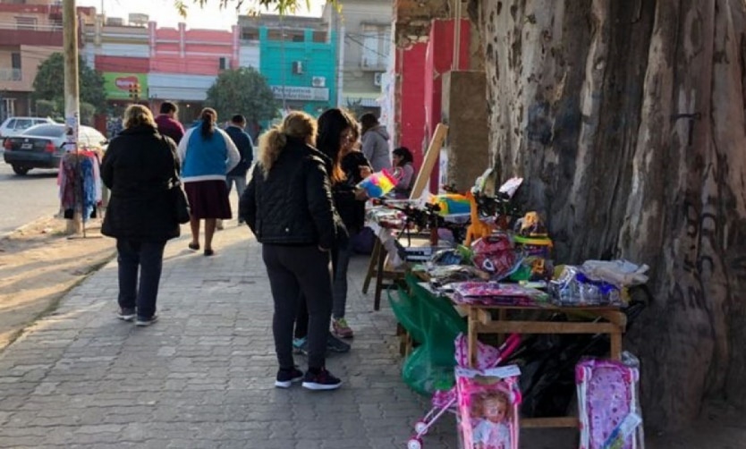 Comerciantes insisten en que se controle la venta ambulante en el centro de Pilar